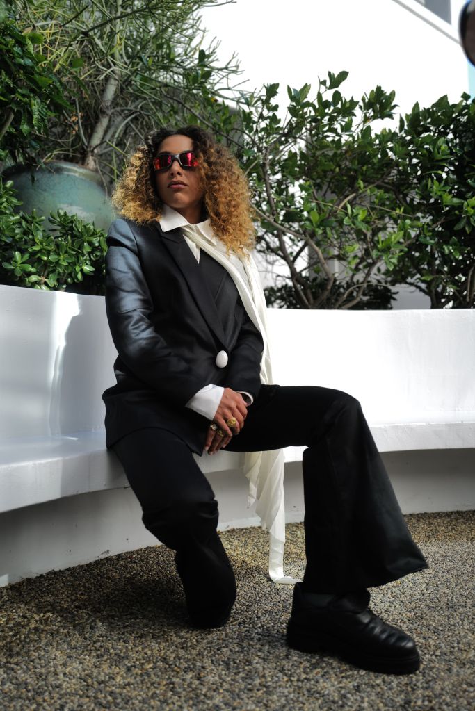 Alice Carvalho usa marca nacional no Globo de Ouro 2026