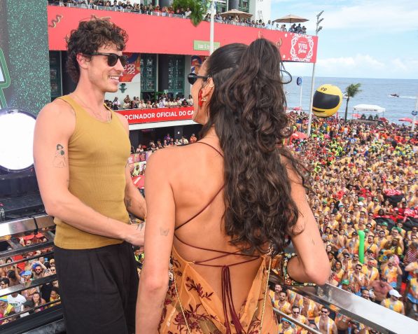 Shawn Mendes curte trio de Ivete Sangalo no circuito Barra Ondina, em Salvador, ao lado de Bruna Marquezine • Webert Belicio/Agnews
