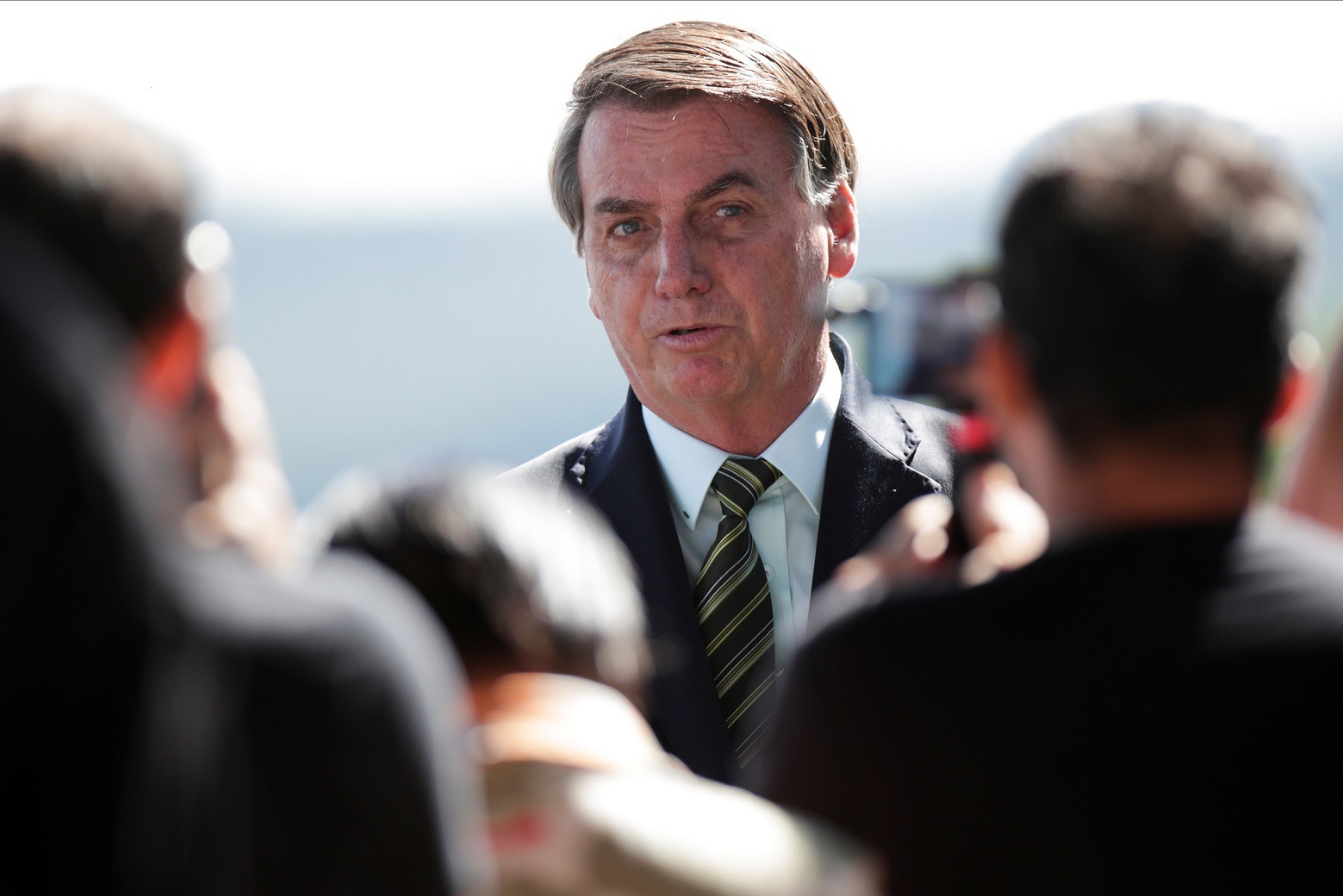 Presidente Jair Bolsonaro conversa com apoiadores ao deixar o Palácio da Alvorada em Brasília