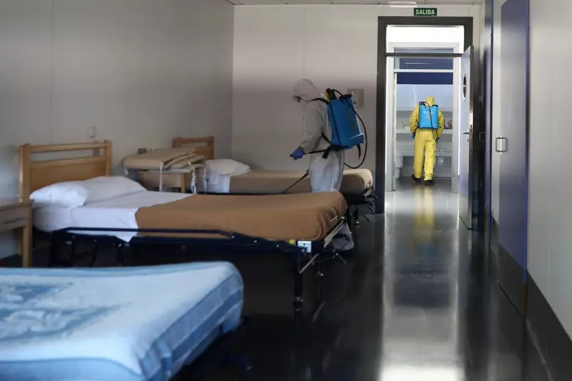 membros-da-unidade-militar-de-emergencia-desinfetam-interior-de-instituicao