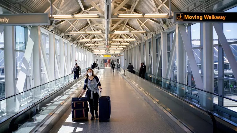 mulher-com-mascara-caminha-no-aeroporto-john-f-kennedy-em-nova-york