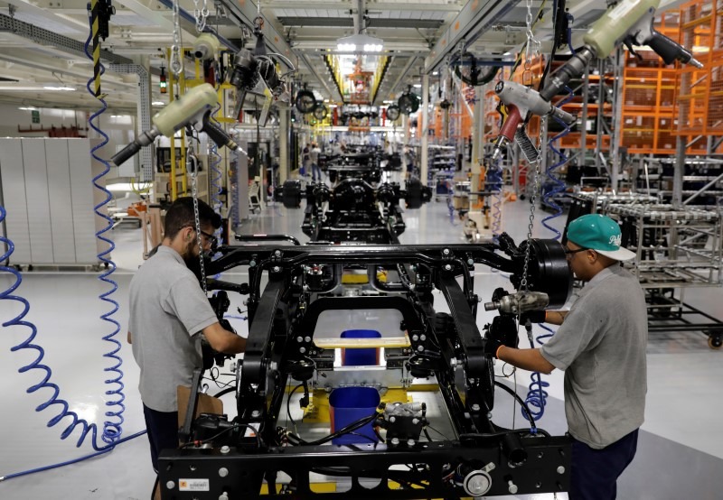 Trabalhadores em linha de montagem de caminhões em fábrica da Mercedes Benz em São Bernardo do Campo, Brasil