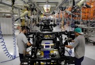 Indústria do Brasil contrai em maio pela 1ª vez em 17 meses, mostra PMI