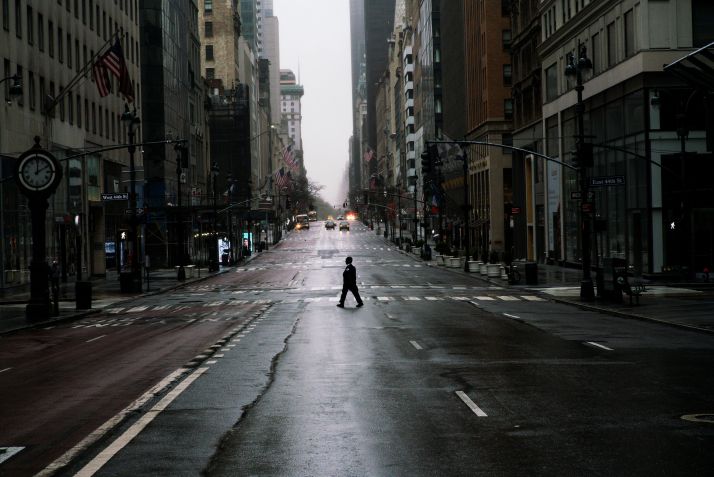 A Quinta Avenida, em Nova York, EUA, quase deserta em meio a lockdown devido à pandemia de Covid / Foto: Eduardo Munoz/Reuters (29.mar.2020)