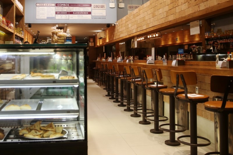 Restaurante vazio em São Paulo em meio à pandemia de coronavírus