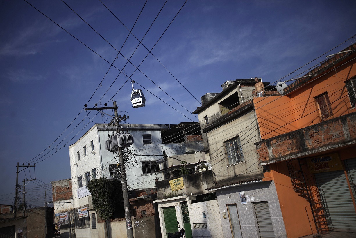 Cabos de distribuição de energia no Complexo do Alemão, no Rio de Janeiro