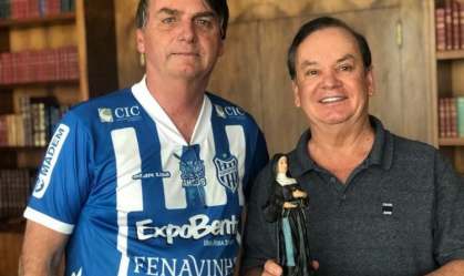 Bolsonaro recebe imagem de santa e fará videoconferência com religiosos