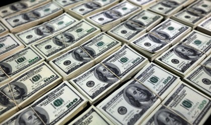 Saída de dólares do país no ano supera entradas em US$ 10,8 bi, diz BC
