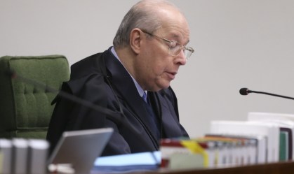 Celso de Mello arquiva pedido contra Bolsonaro por falsidade ideológica