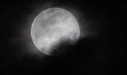 Fenômeno 'superlua' é observado no mundo pela última vez neste ano
