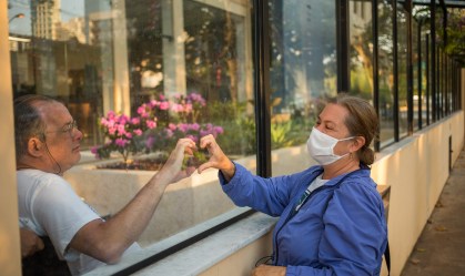 Isolado há 2 meses, hospital de São Paulo recebe 'visitas' por muro de vidro