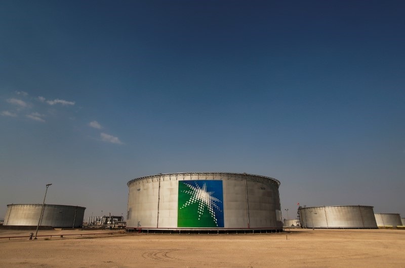 Tanques de petróleo em instalação da Saudi Aramco em Abqaiq
