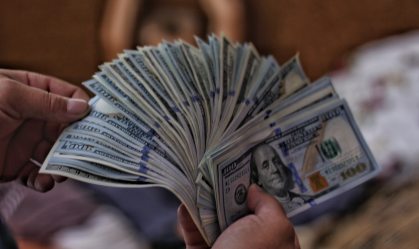 Dólar sobe 1% com mercado na defensiva após decisão do Fed de manter juros