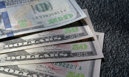 Dólar cai 2,4%, se reaproxima dos R$ 5 e tem a menor cotação desde março