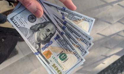 Dólar fecha em alta após dados dos EUA reforçarem expectativa sobre retomada