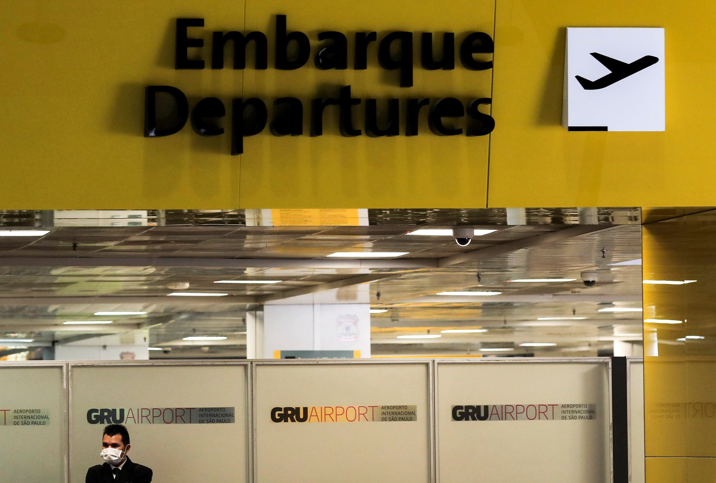 Funcionário com roupa de proteção no aeroporto de Garulhos