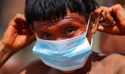 Militares distribuem máscaras para índios isolados da Amazônia