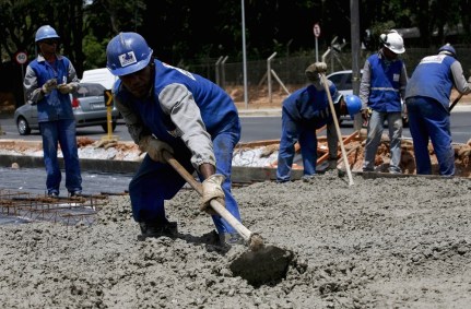 Trabalhadores utilizam cimento em obra em Belo Horizonte (MG) 06/03/2012 REUTERS/Washington Alves