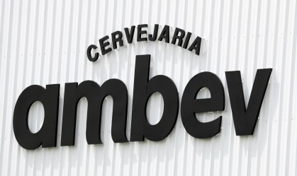 Cerveja choca: Ambev vê lucro desabar e impacto da pandemia ainda é incerto