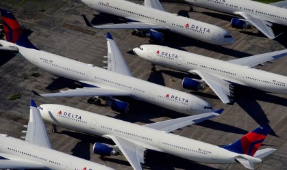 Delta reduz pela metade o número de voos planejados para agosto
