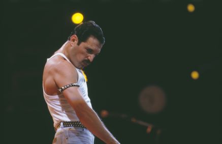 Cantor Freddie Mercury em show do Queen no estádio do Wembley, em Londres, no festival "Live Aid", em 13 de julho de 1985.