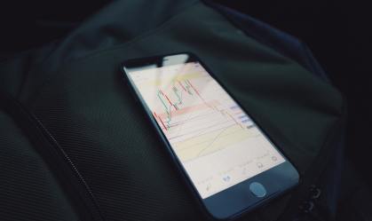 Ibovespa fecha em alta com expectativa de que veto seja mantido; dólar sobe
