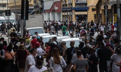 Movimentação intensa em lojas da Rua 25 de Março, área de comércio popular no centro de São Paulo