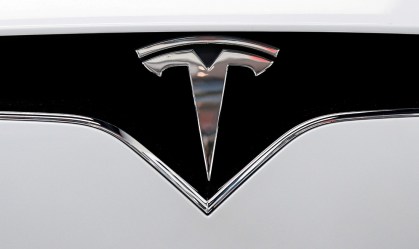 Tesla: ações despencam após anúncios no 'Dia da Bateria'