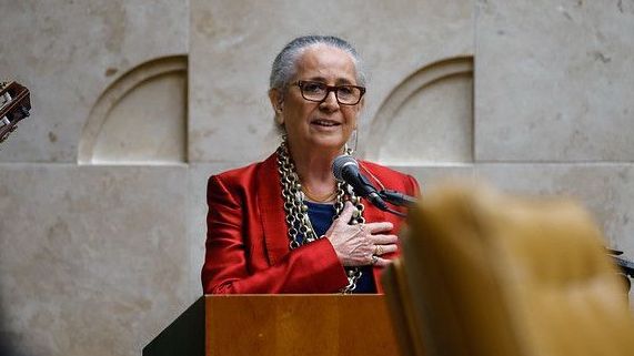 Cantora Maria Bethânia canta o hino nacional durante a posse de Luís Roberto Barroso como presidente do STF