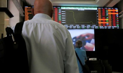 Ibovespa fecha em alta com PIB, auxílio e reformas em pauta; dólar cai
