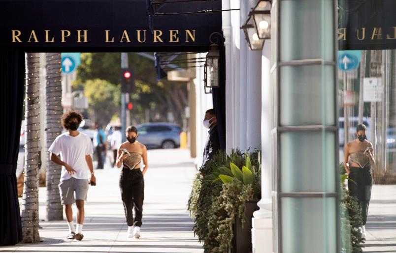 Pedestres passam por loja da Ralhp Lauren
