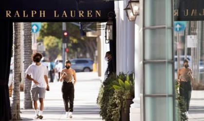 Pedestres passam por loja da Ralhp Lauren