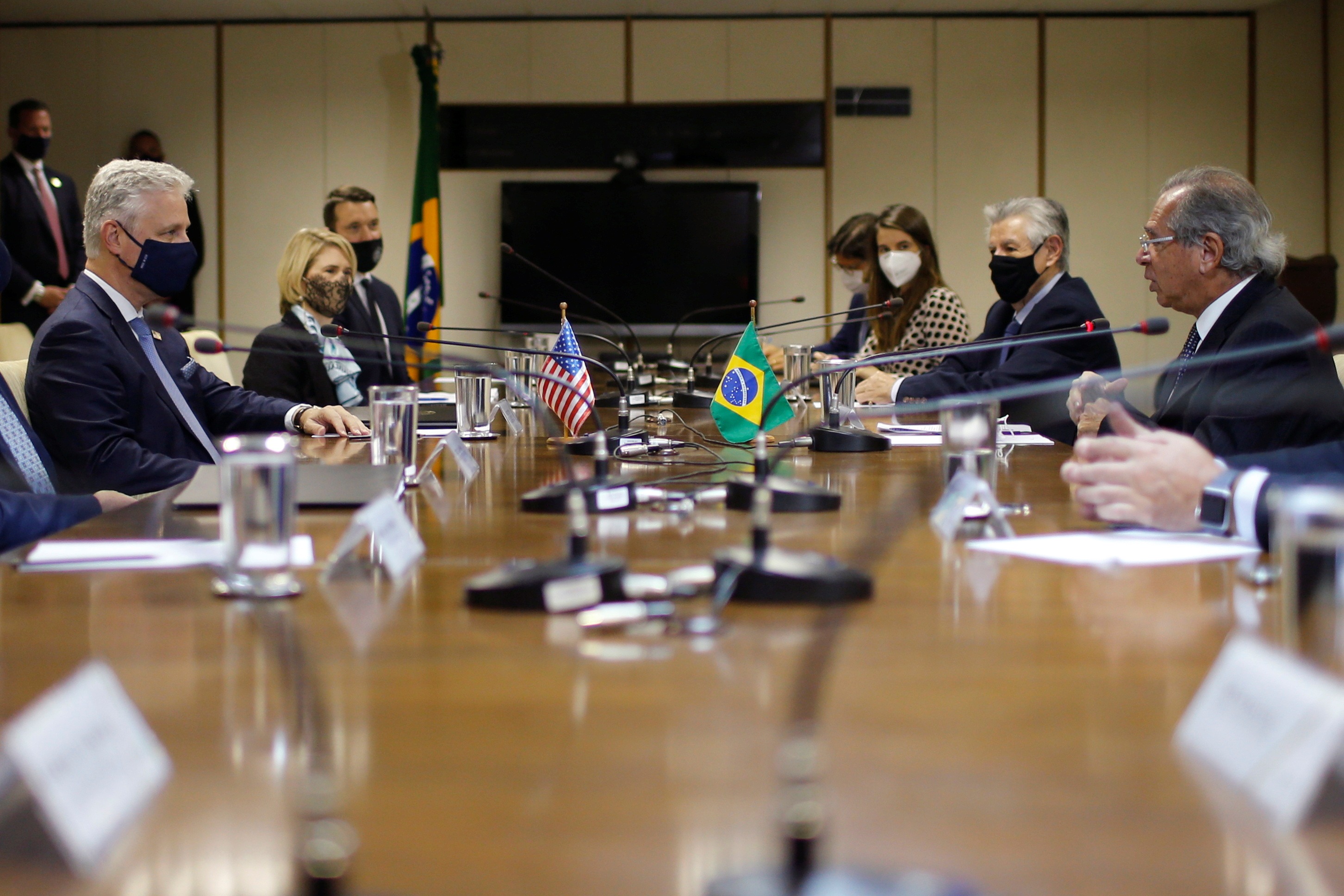 Conselheiro de Segurança Nacional dos EUA, Robert O´Brien, e ministro da Economia, Paulo Guedes, durante reunião em Brasília