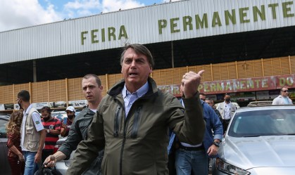 Em passeio, Bolsonaro se irrita com cobrança sobre o preço alto do arroz