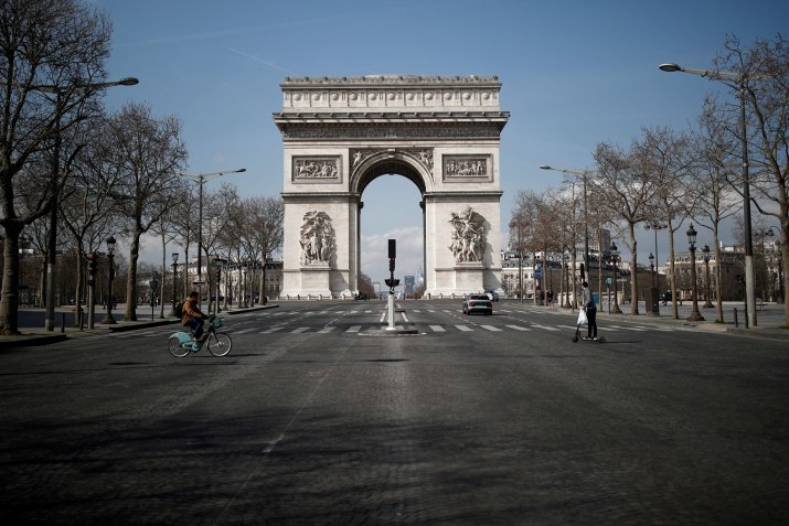 Arco do Triunfo, na França, vazio durante lockdown da pandemia de Covid-19 / Benoit Tessier/Reuters (18.mar.2020)
