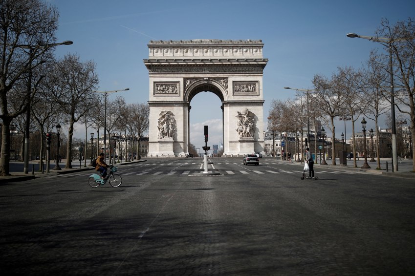 Arco do Triunfo, na França, vazio durante lockdown da pandemia de Covid-19 / Benoit Tessier/Reuters (18.mar.2020)
