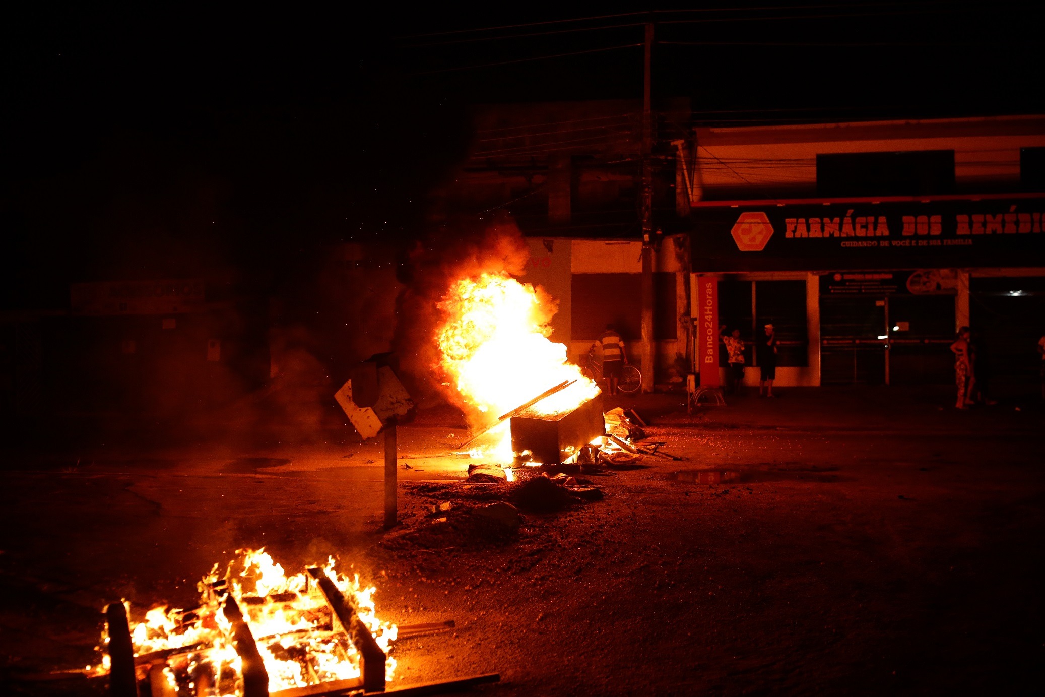 Sem luz, Amapá vira zona de guerra