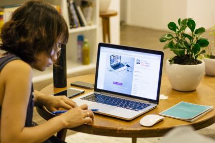 Mulher no computador: cresce o interesse por cursos em plataformas digitais