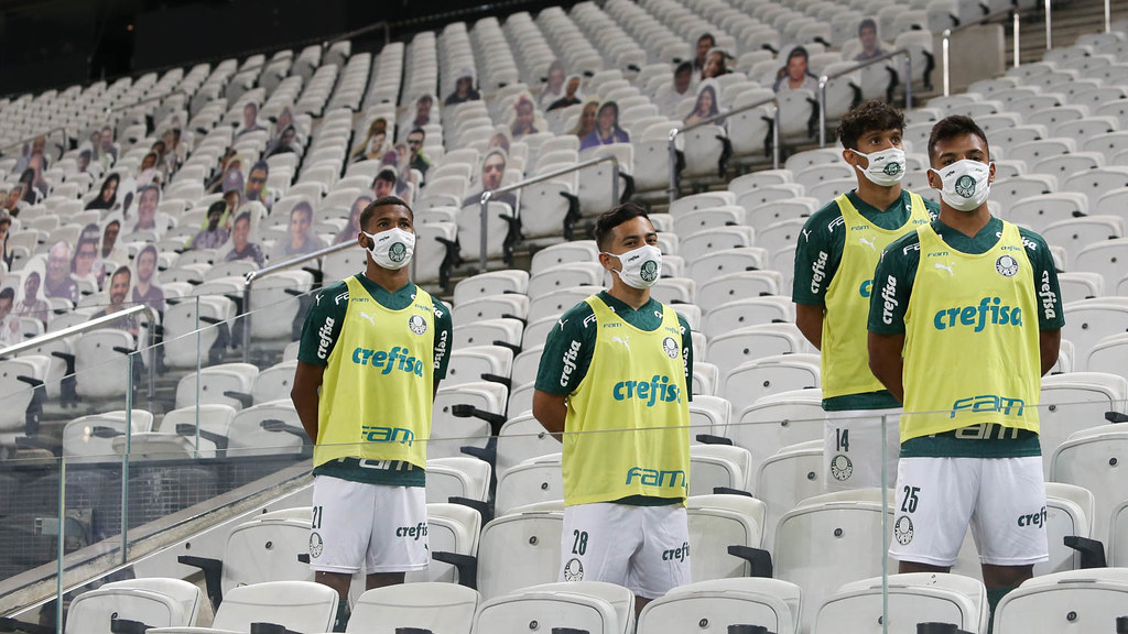 Reservas do Palmeiras diante de arquibancada com fotos de torcedores do Corinthi
