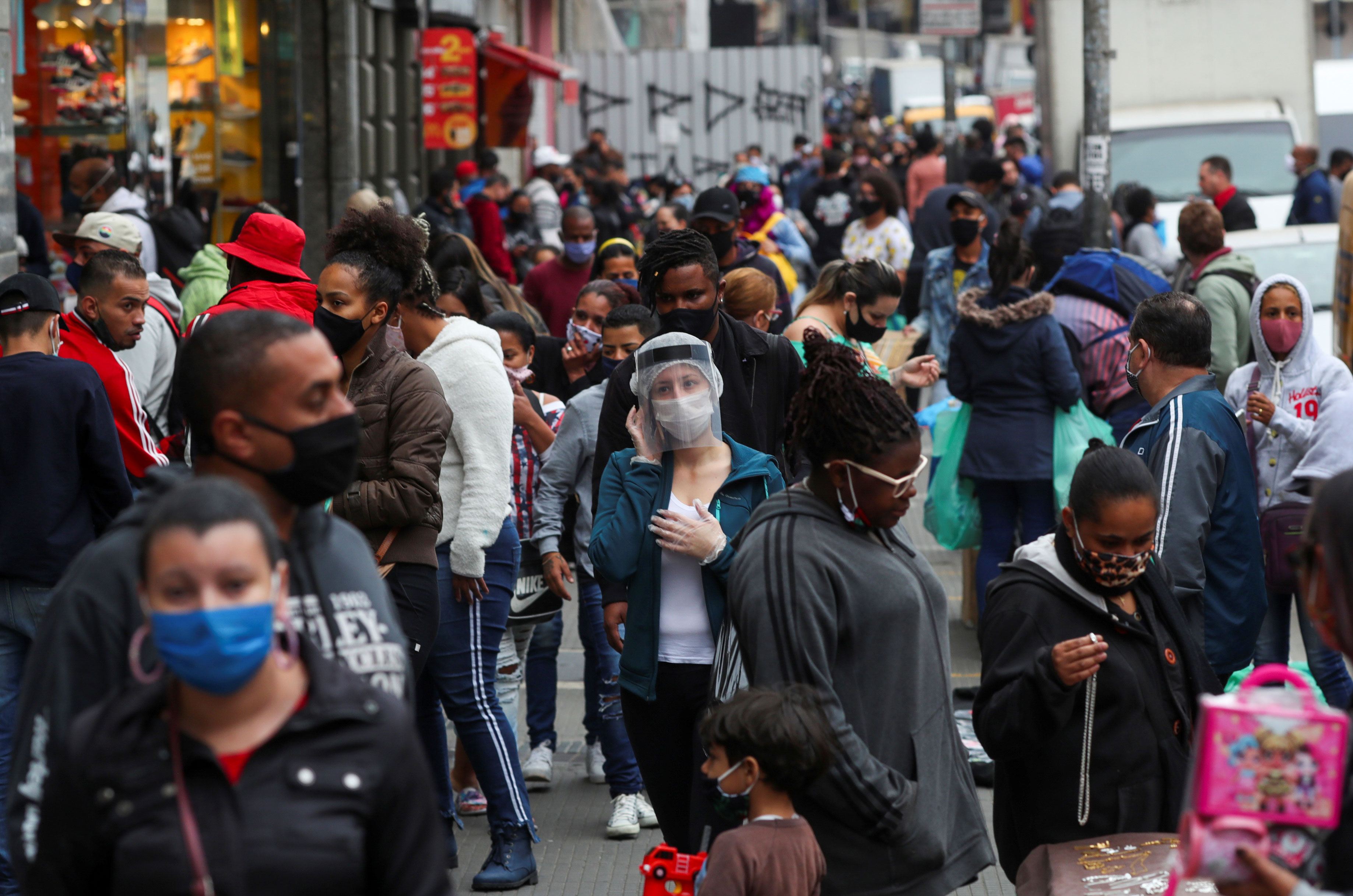 Rua de comércio popular em São Paulo durante pandemia de Covid-19