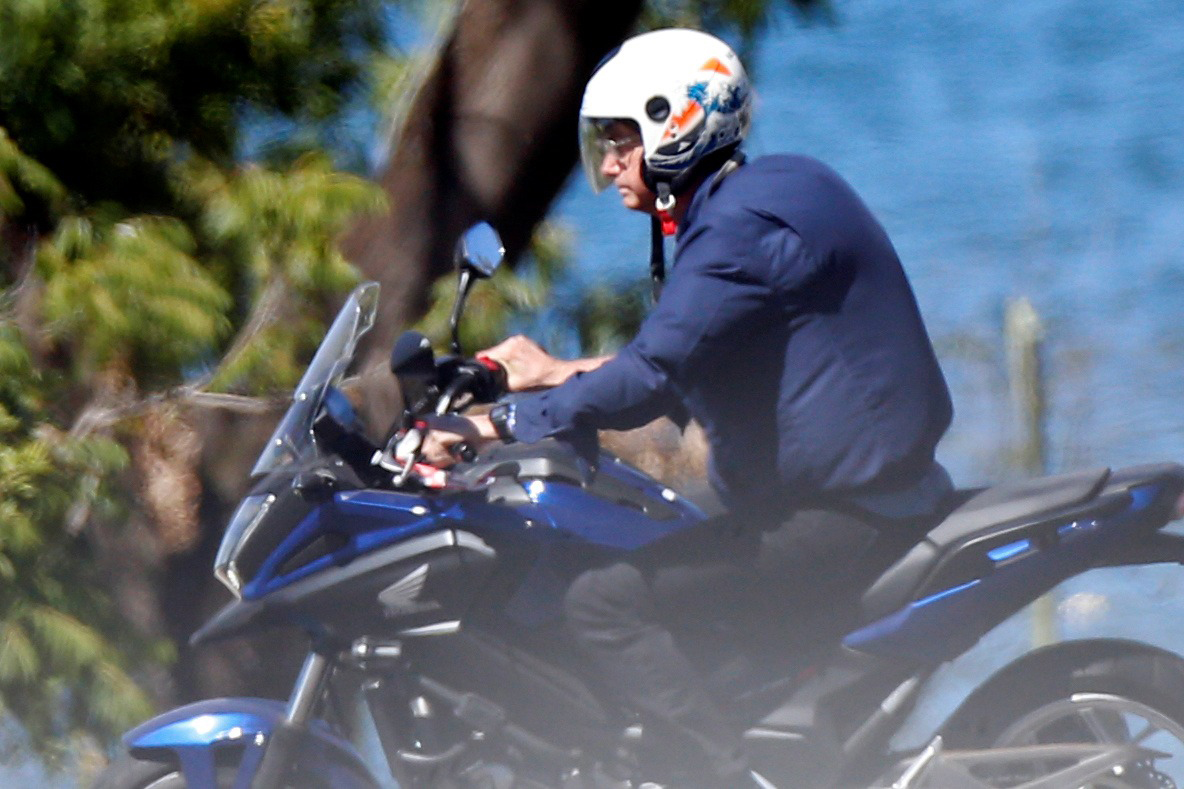 Presidente Jair Bolsonaro passeia de moto