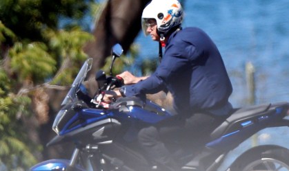 Bolsonaro é fotografado sem máscara e de moto na área do Palácio da Alvorada