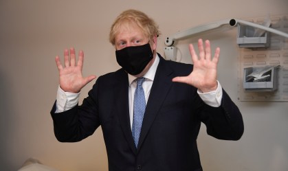 Premiê britânico, Boris Johnson, durante visita a centro médico em Londres