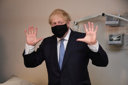 Premiê britânico, Boris Johnson, durante visita a centro médico em Londres