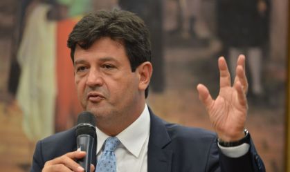 'Vamos viver umas 20 semanas duras', diz ministro da Saúde sobre coronavírus
