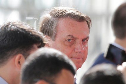  O presidente Jair Bolsonaro cumprimenta simpatizantes na porta do Alvorada