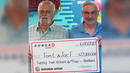 Amigos Thomas Cook e Joseph Feeney dividem prêmio da loteria Powerball