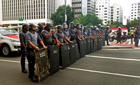 PM em ação na Avenida Paulista durante protesto de universitários da USP