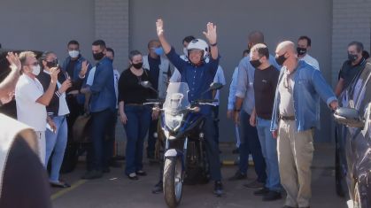 Jair Bolsonaro anda de moto após testar negativo (25.jul.2020)