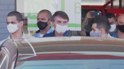 Jair Bolsonaro sai de isolamento usando máscara após teste negativo de Covid-19